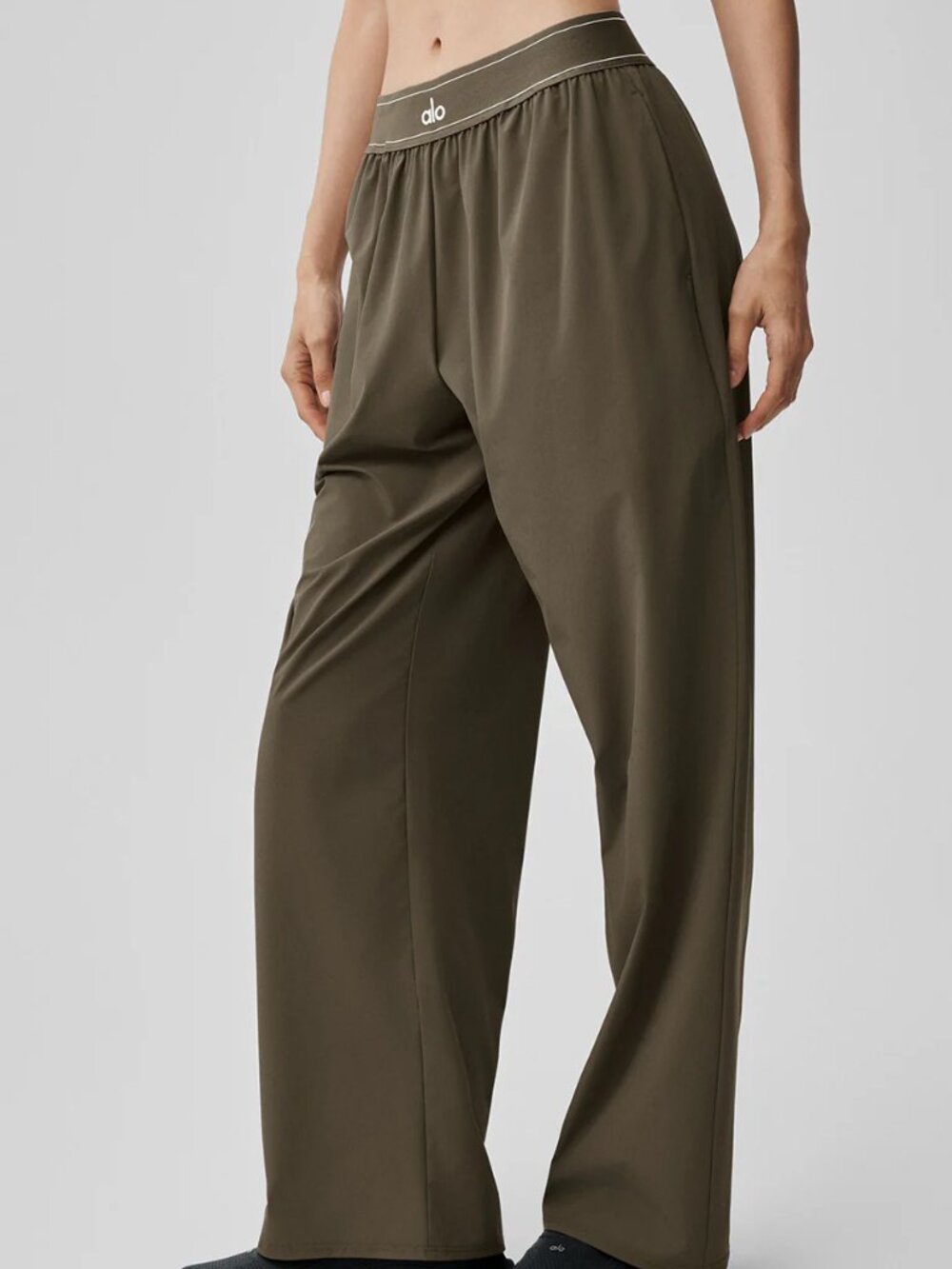 ALO Yoga⛵NWT Suit Up Trouser Olive (Regular Limited) - Picture 2 of 8